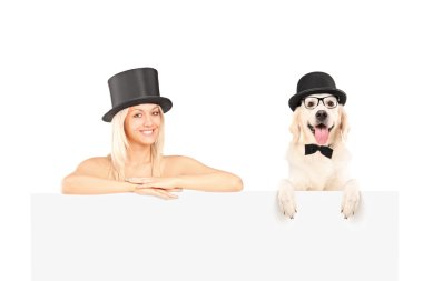 kadın ve köpek panelin arkasında