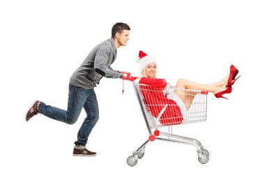 alışveriş sepeti içinde iterek kadın adam