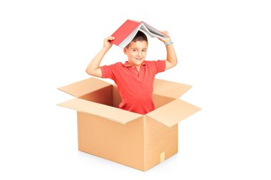 bir çocuğun başının üzerinde bir kitap tutan bir cardbox içinde