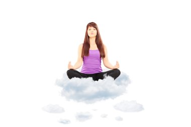 Bulutların üzerinde meditasyon erkek