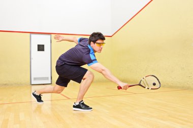 Squash oyuncusu hiting topu