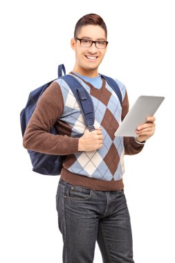 erkek öğrenci holding tablet