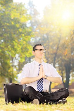 Yoga yaparken genç işadamı
