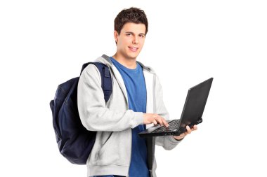 erkek öğrenci holding laptop