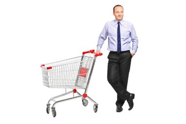 adamın yanındaki boş alışveriş sepeti