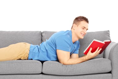 erkek kanepede kitap okuma