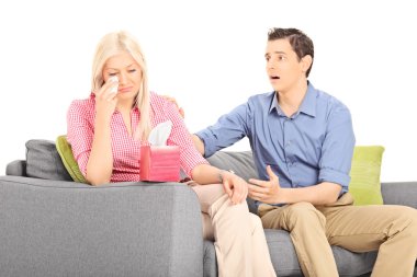 erkek arkadaşı ile ağlayan kadın