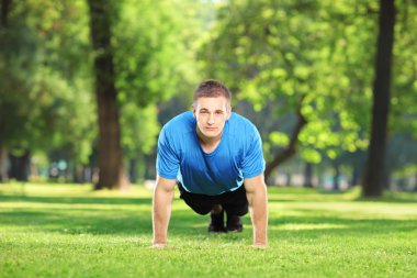parkta egzersiz sporcu