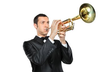 bir trompet çalmaya takım elbiseli adam