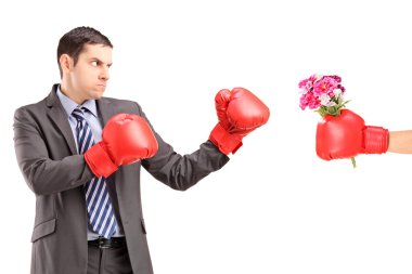 Boks eldivenleri ile sinirli adam