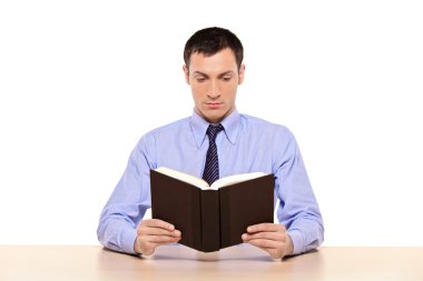 Genç adam kitap okuyor.