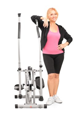 yanındaki erkek cross trainer