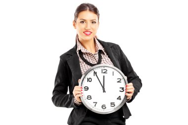 duvar saati üzerinde tutan kadın