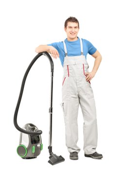 Üniformalı adam elektrikli süpürgeyle