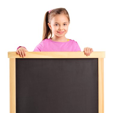 bir çocuğun arkasında boş okul yönetimi