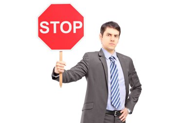 Dur işaretini tutan bir iş adamı