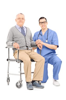 Doktor ve tekerlekli sandalyeye mahkum adam