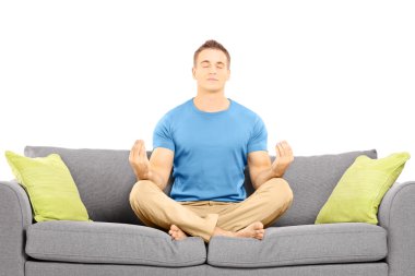 kanepede oturan erkek meditasyon