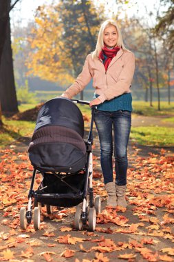 parkta bebek ile annesi yürümek