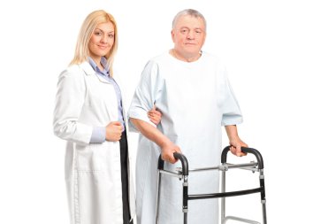 kadın doktor yardımcı kıdemli hasta