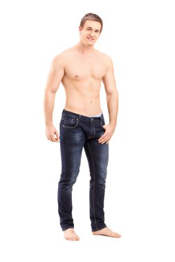 gömleksiz yakışıklı bir adamla bakarak geldi