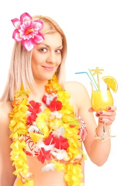 Kadın kokteyl içiyor.