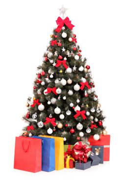 Hediyeler ve çantaları ile Noel ağacı