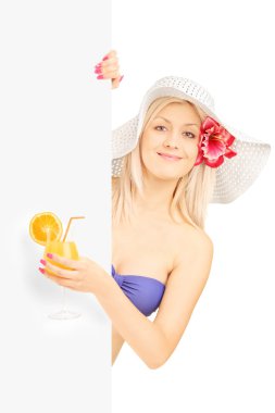 kokteyl tutan sarışın kadın