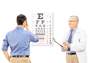 시력 테스트를 복용 하는 환자