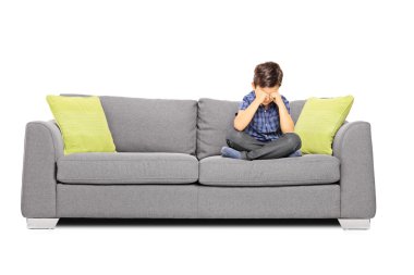 kanepe üzerinde üzgün çocuk ve ağlama