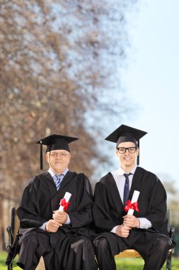 Profesör ile üniversite mezunu