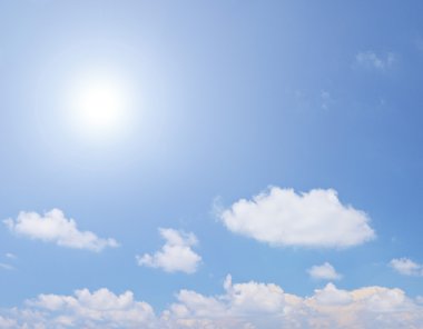 beyaz bulutlar ve gökyüzü üzerinde güneş
