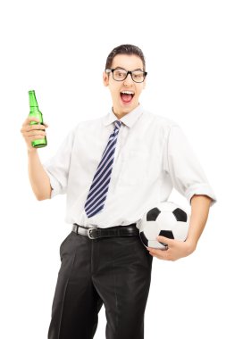 holding bira şişesi ve futbol erkek