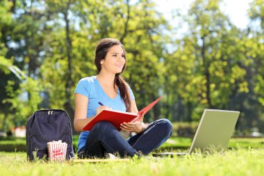 Kız çim ve not defterinde yazılı