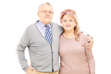 Orta yaşlı iki bir kucaklama içinde