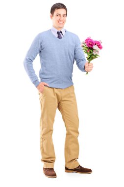 Romantik adam tutarak çiçekler