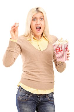 patlamış mısır kutusu tutan sarışın kadın