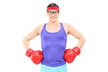 Boks eldivenleri poz ile genç sporcu 
