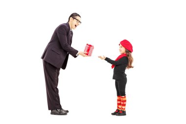 küçük kıza hediye veren adam