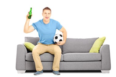 erkek spor meraklısı topu ve bira