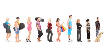 sırada bekleyen farklı insan