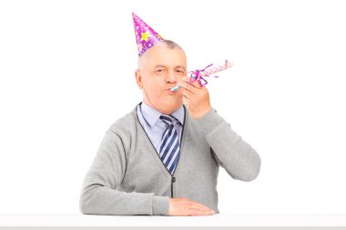 parti şapkası ile olgun adam