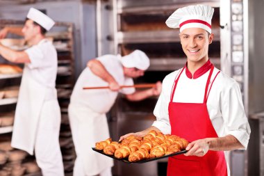 erkek baker holding kruvasan