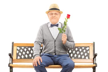 Beyefendi tutan kırmızı gül