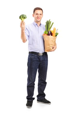man met boodschappentas met producten