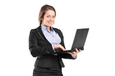 İş kadını Laptop 'ta çalışıyor