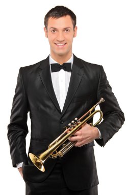 genç adam tutarak trompet