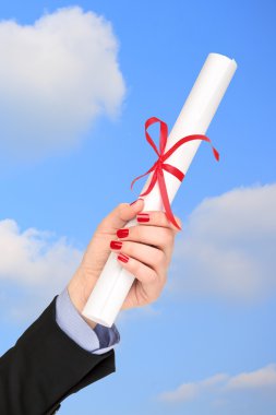 diploma tutan kadın