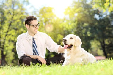 adam köpek çimlerin üzerine park ile