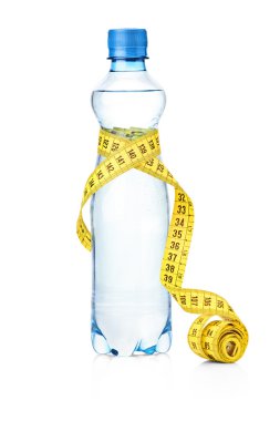 Sarı şerit metre ve su şişesi